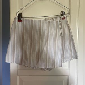 Pacsun skort- tan/white. size small.